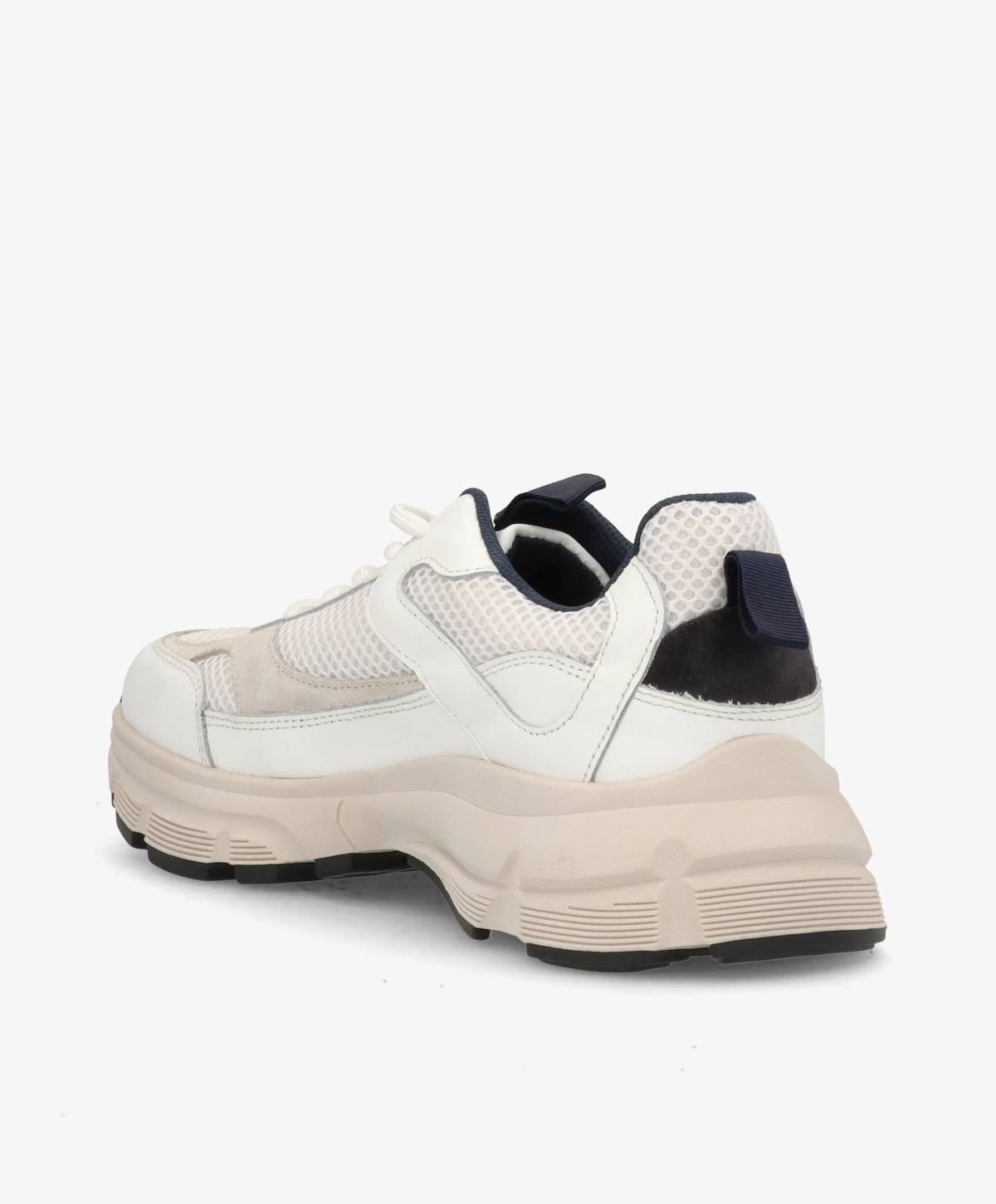 Hvid og beige sneaker med sort detalje på hælen, tyk sål og netstof på siden.