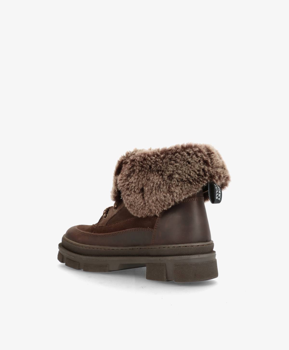 Brun støvle med pelsforing og tyk sål, set fra siden.