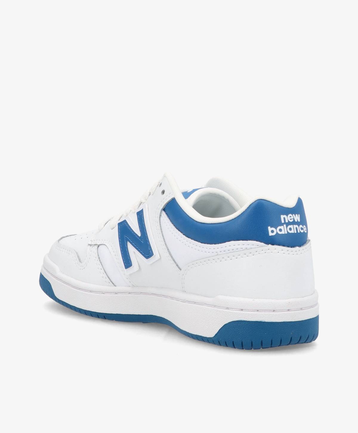 Hvid og blå New Balance sneaker set fra siden med logo på hælen og siden.