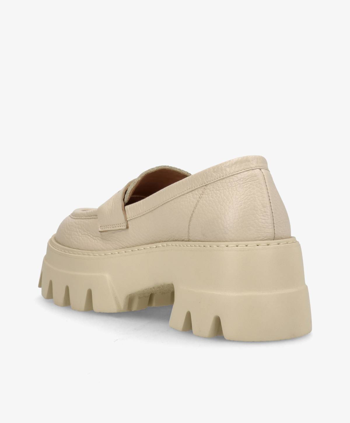 Beige loafers med tyk, rillet sål set fra siden.