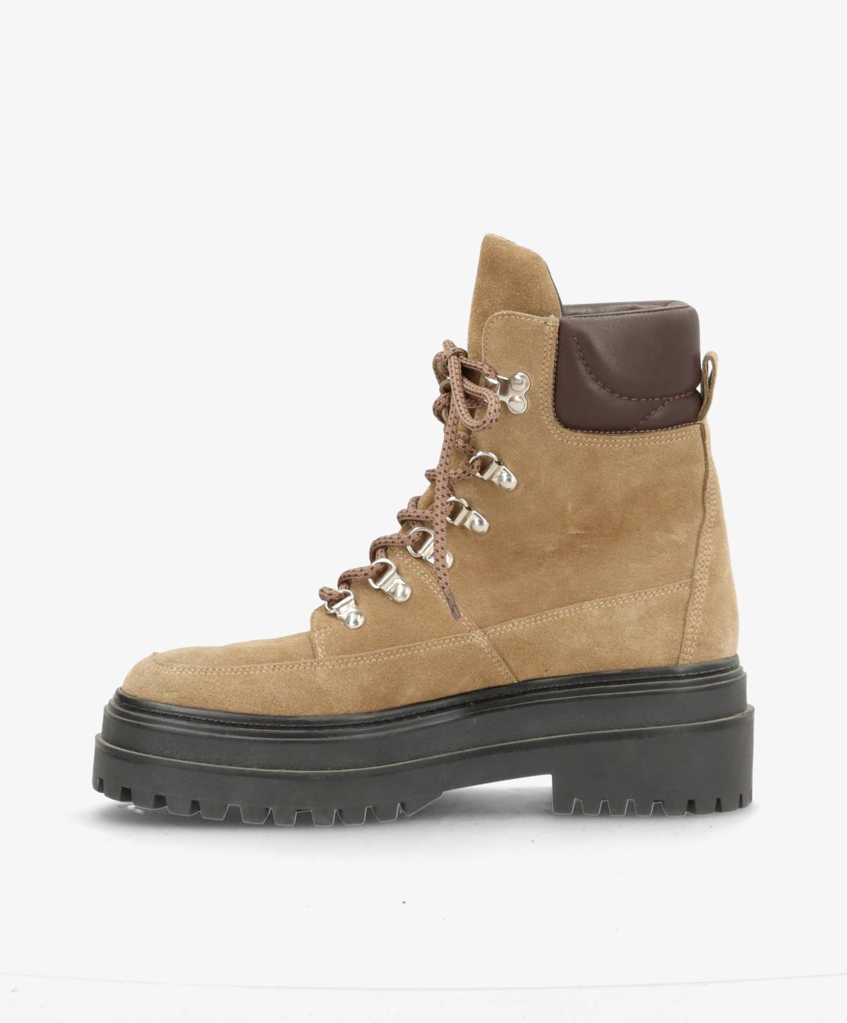 Beige vandrestøvle med mørk sål og snørebånd, set fra siden.