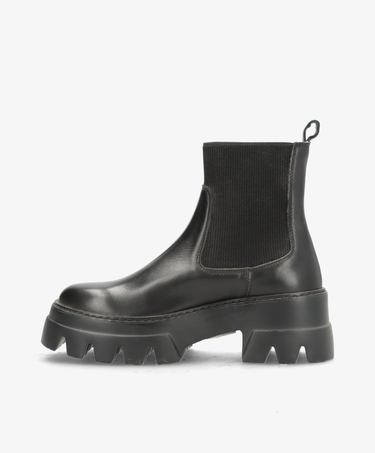 Sort ankelstøvle med tyk sål og elastisk sidepanel.