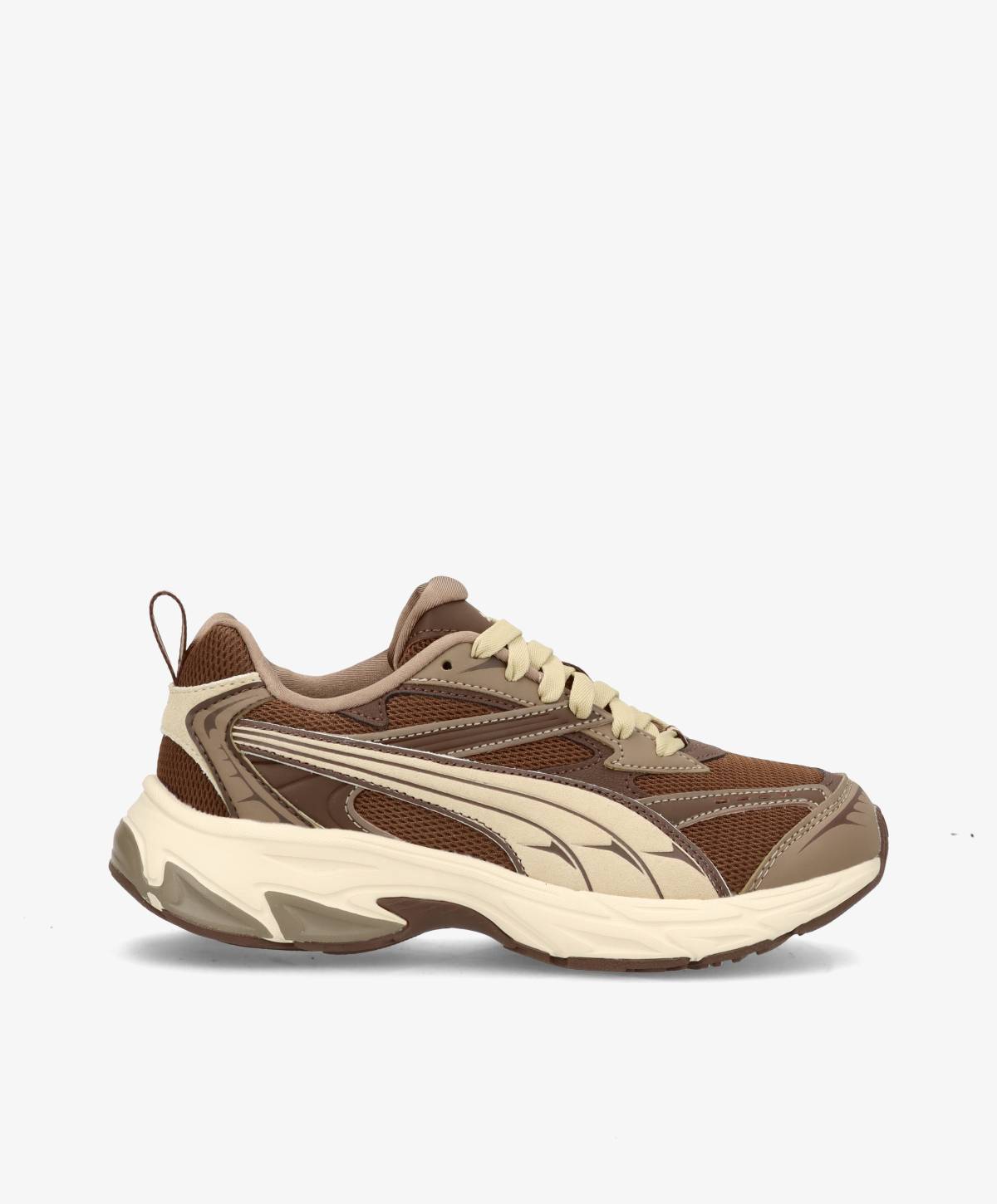 Brun og beige sneaker med hvid sål og snørebånd, set fra siden mod en hvid baggrund.
