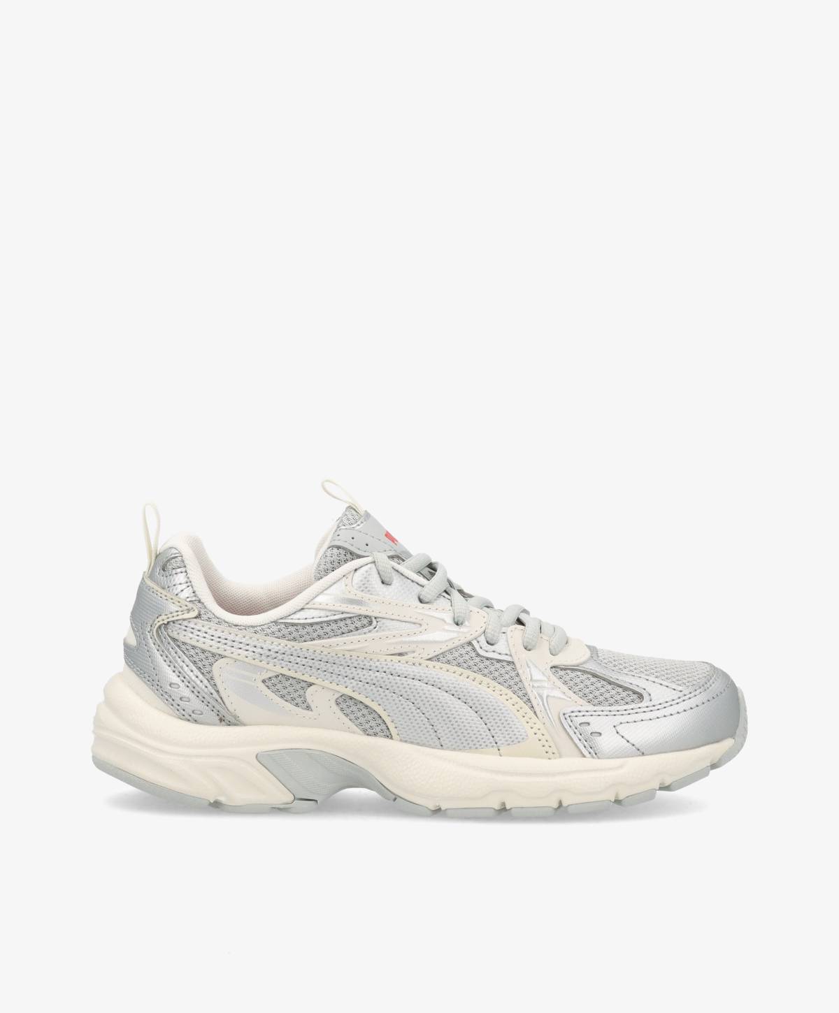 Sølvfarvet sneaker med hvid sål og mesh-detaljer, set fra siden.