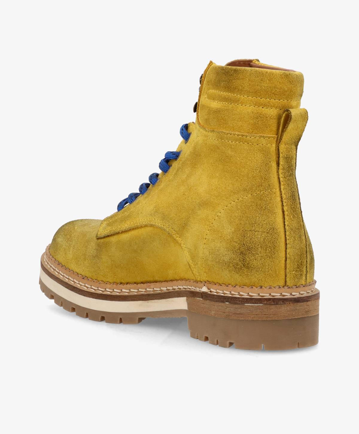 Gul støvle i ruskind med blå snørebånd og kraftig brun sål.