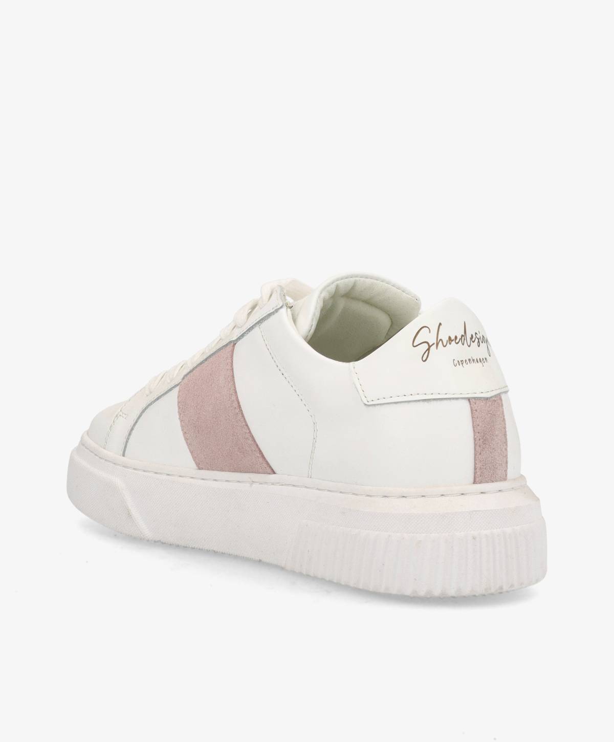 Hvid sneaker med lyserød stribe og logo på hælen.