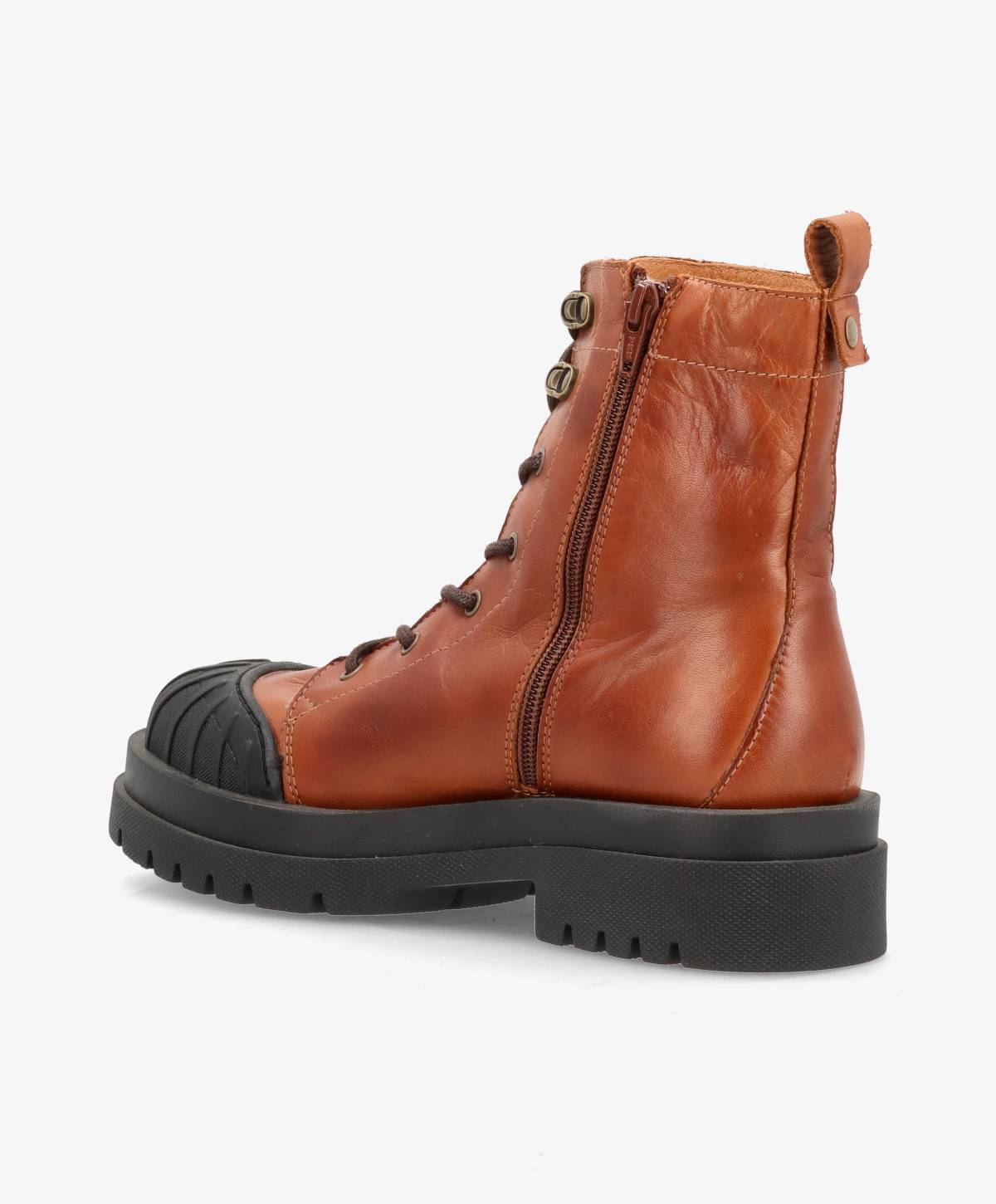 Brun læderstøvle med sorte gummidetaljer og lynlås på siden.