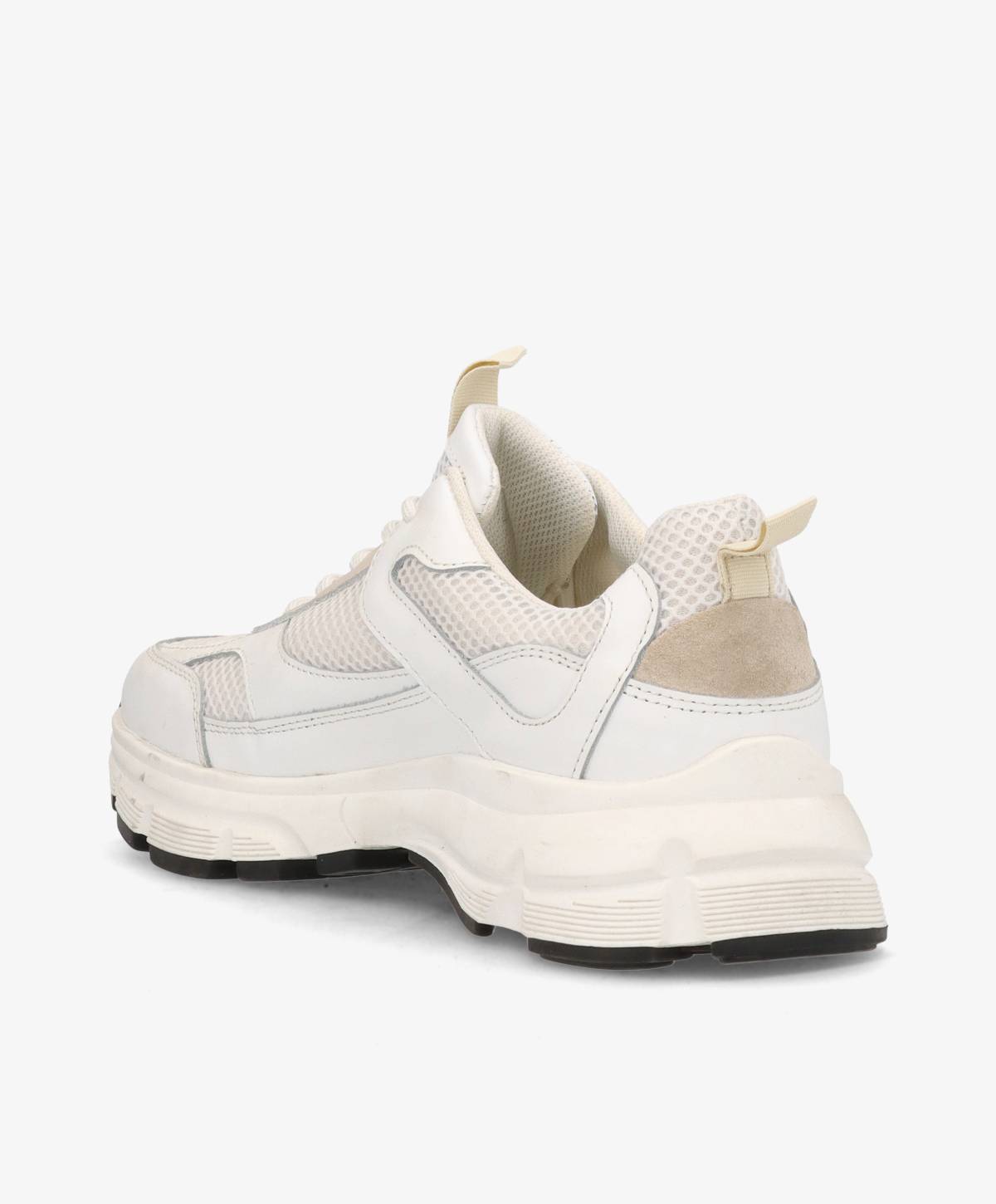 Hvid sneaker med tyk sål og beige detaljer, set fra siden og bagfra.