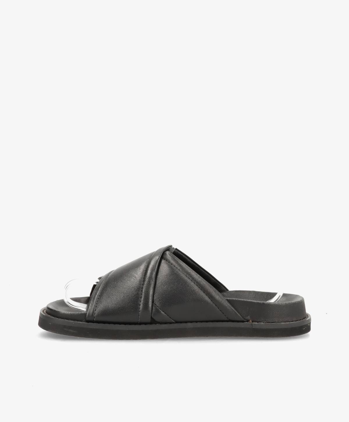 Sort læder sandal med åben tå og flad sål, set fra siden mod en hvid baggrund.