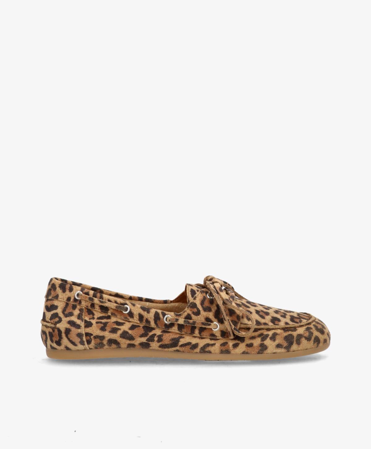 Leopardmønstret sejlersko i blødt ruskind med hvide metaløjer, snørebånd og en let gummisål – en trendy og stilfuld saylor shoe fra phenumb copenhagen, perfekt til et moderne og eksklusivt sommerlook.