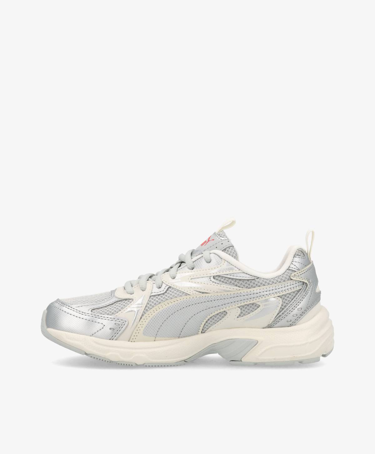 Sølvfarvet sneaker med hvid sål og snørebånd, set fra siden.