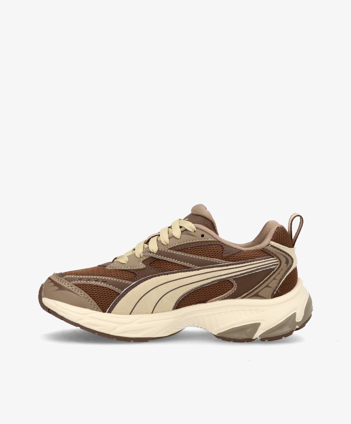 Brun og beige sneaker med hvid sål på hvid baggrund.