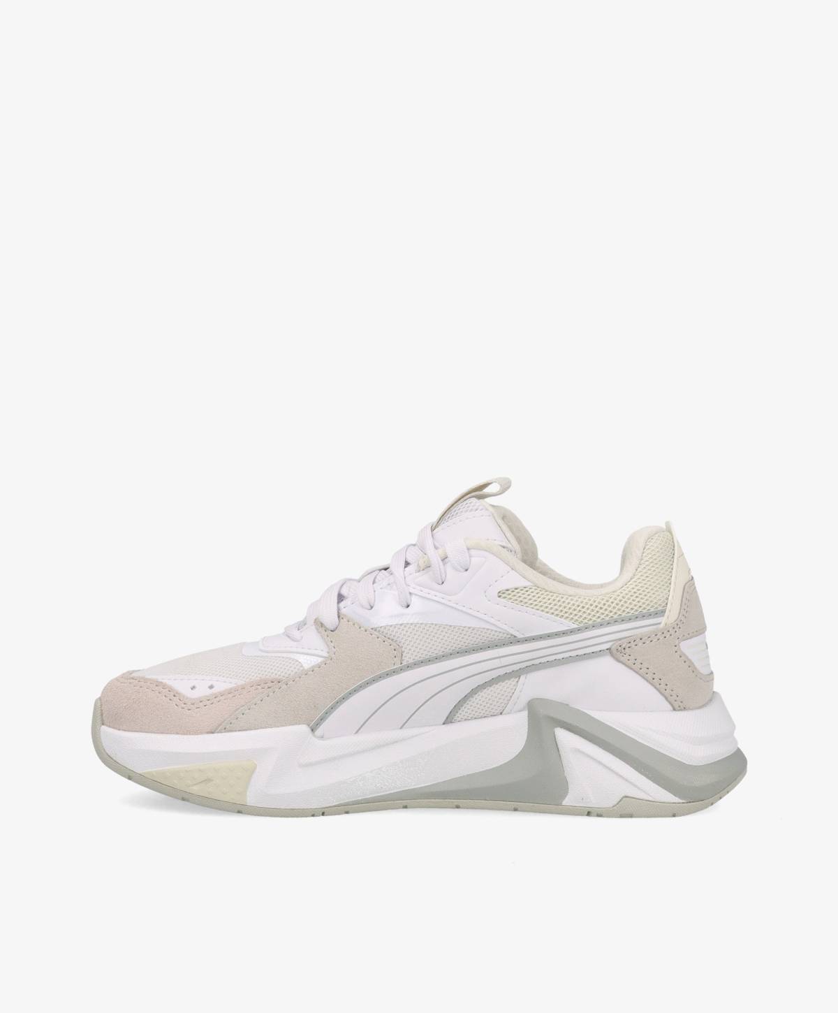 Hvid og beige sneaker med tyk sål og detaljeret design.