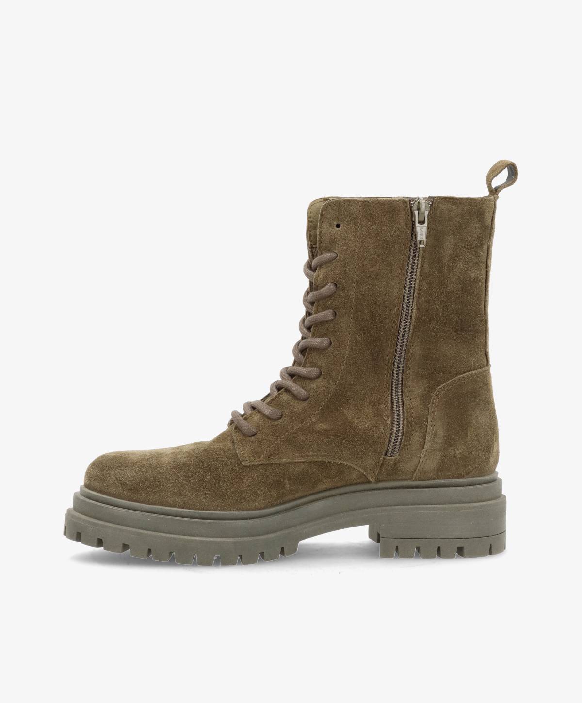 Brun støvle i ruskind med snørebånd og lynlås på siden, tyk sål og hælstrop.