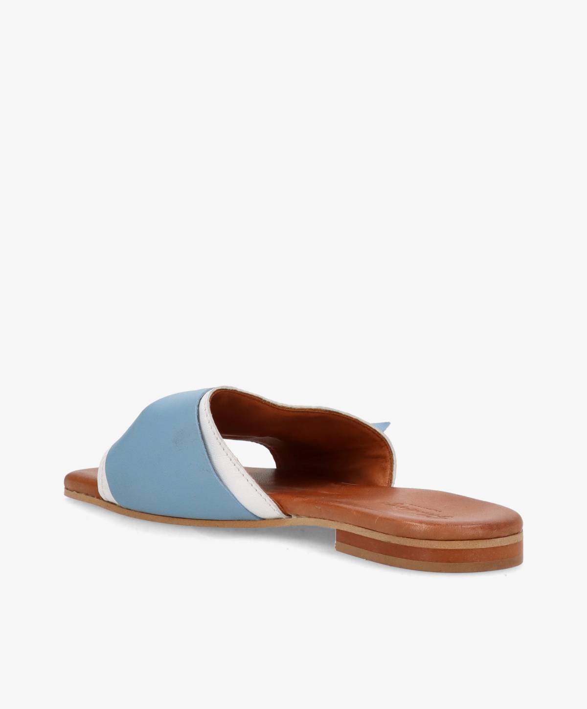 Blå og hvid sandal med flad sål set fra siden.