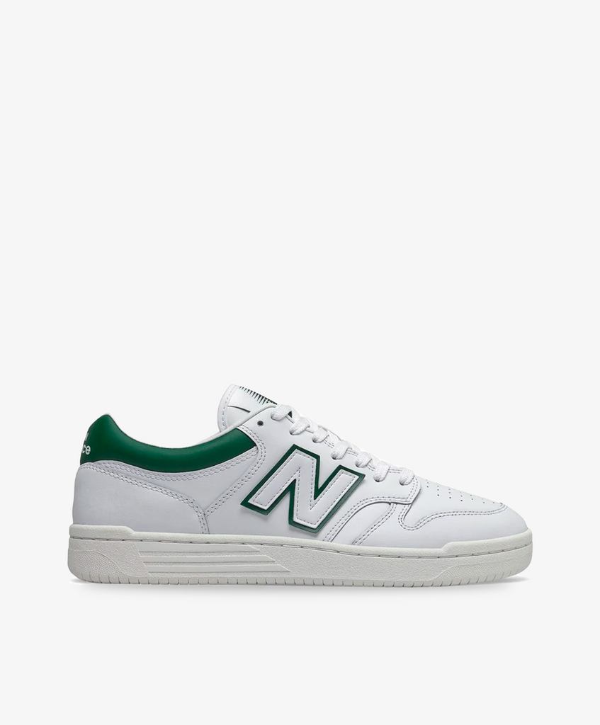 Hvide New Balance 480 sneakers med grøn hælkap og hvide snørebånd.