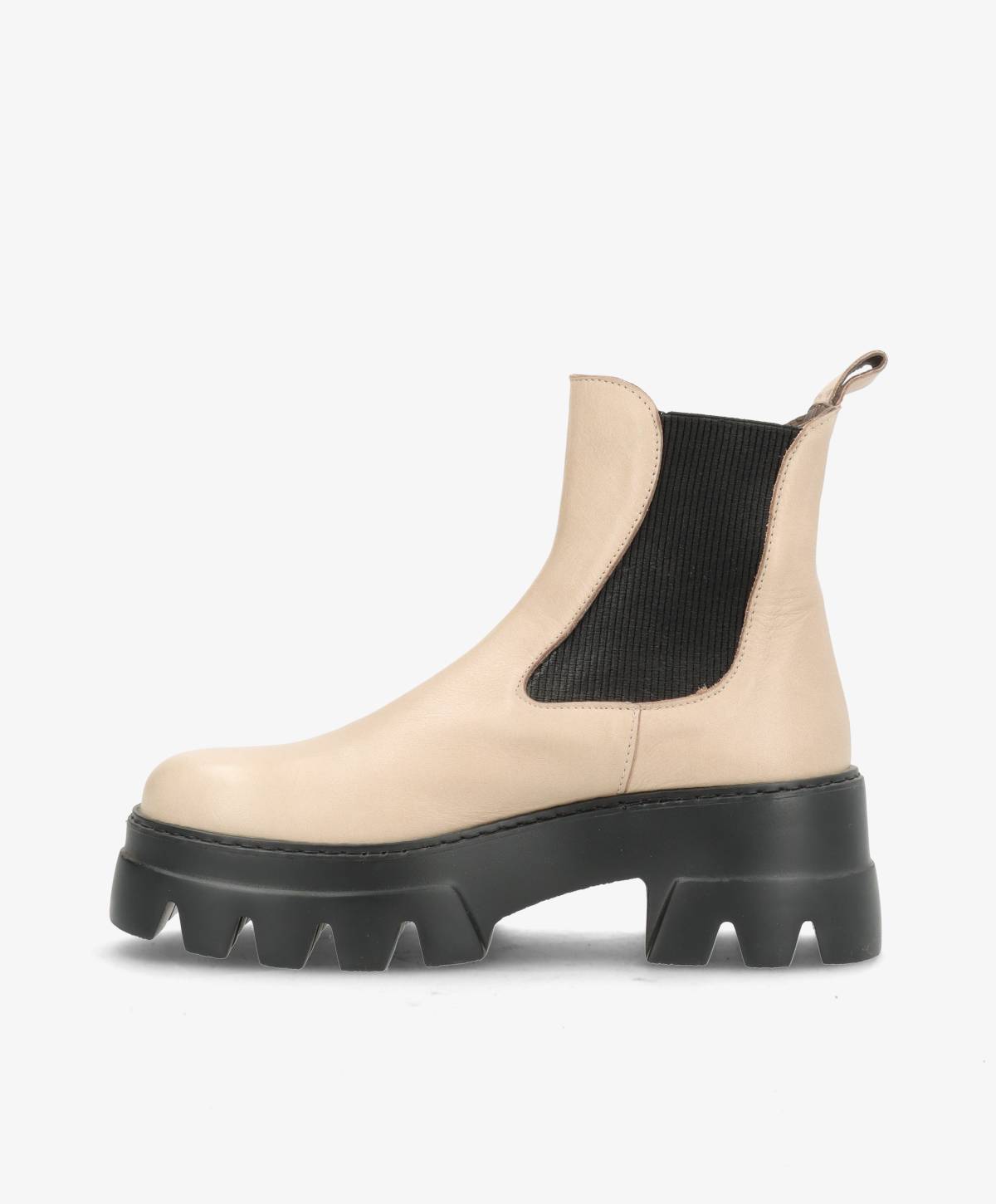 Beige støvle med sort elastisk sidepanel og tyk sort sål.