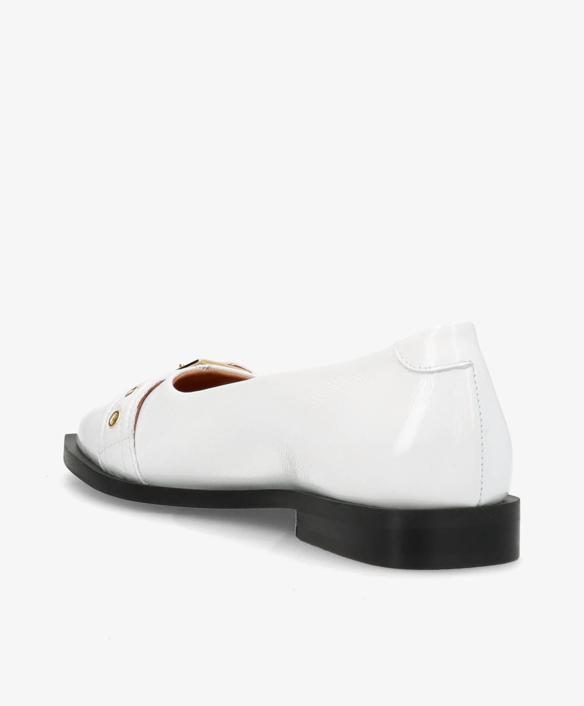 Hvid lædersko med sort sål set fra siden.