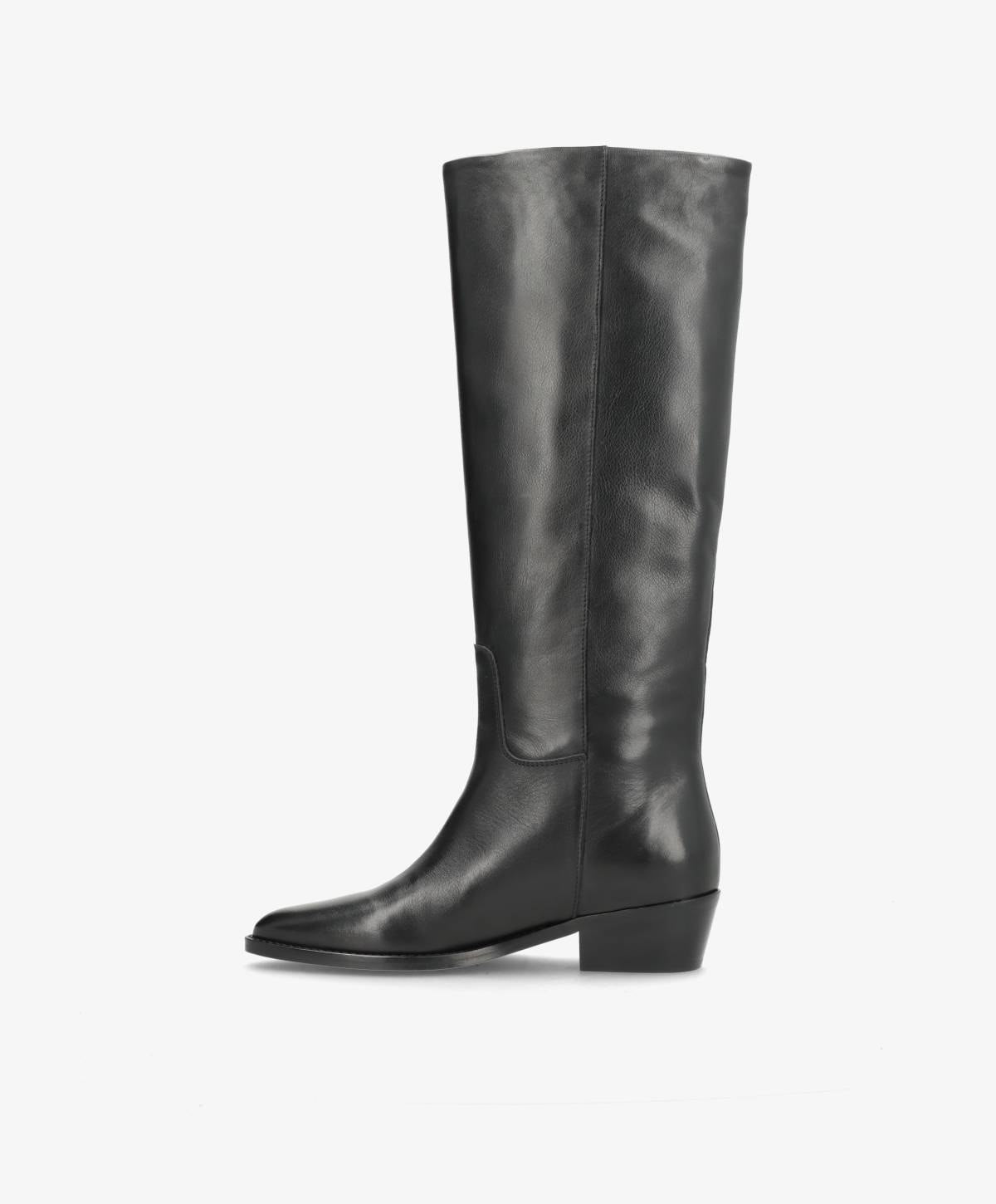 Sort, knæhøj støvle med lav hæl og glat læderfinish.
