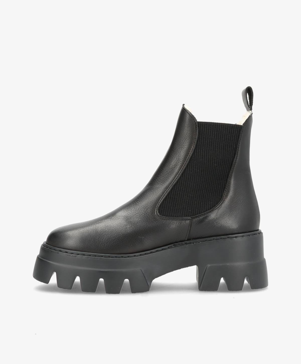 Sort læderstøvle med tyk sål og elastiske sider.