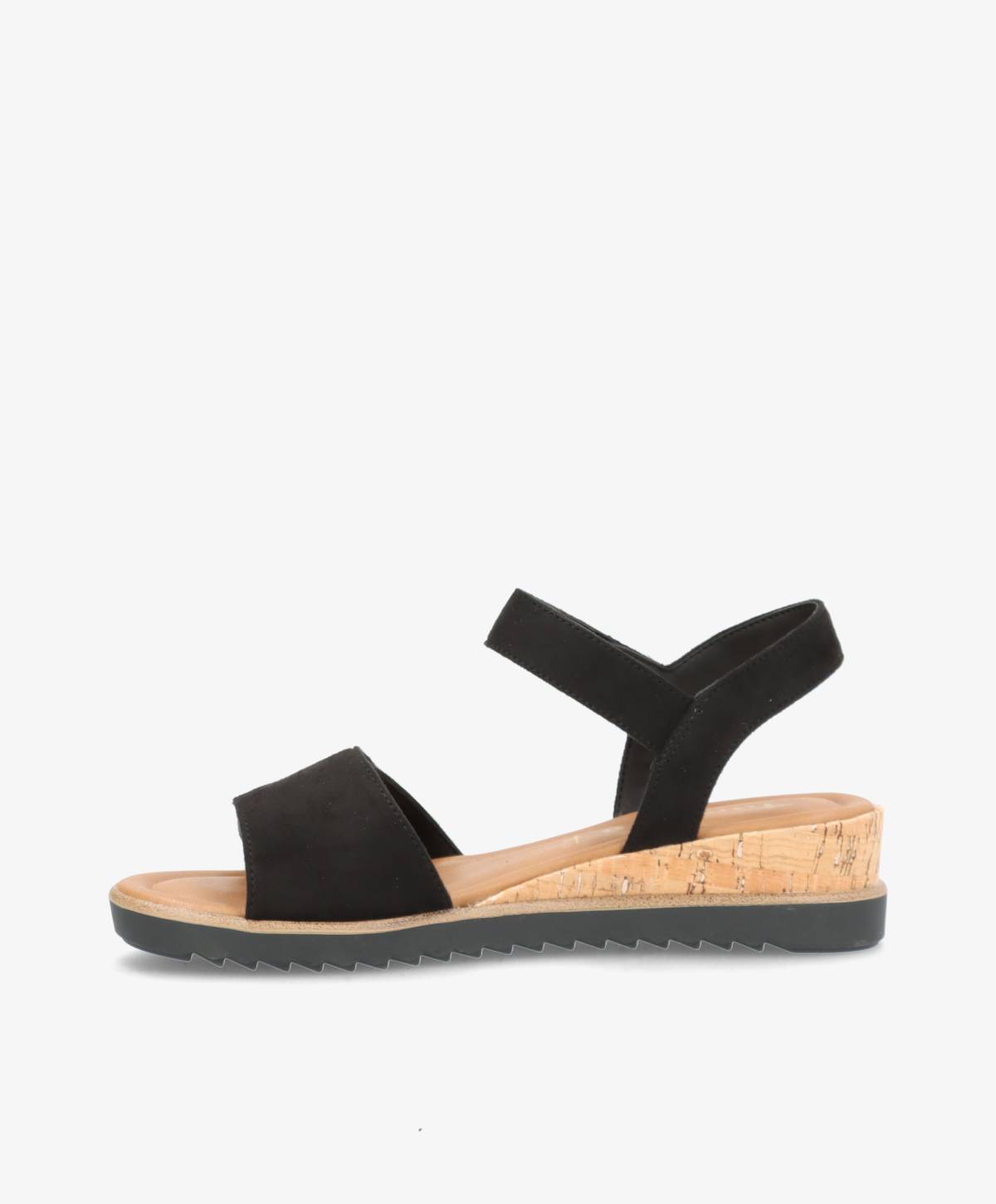 Sort sandal med kilehæl i kork og to stropper, set fra siden.