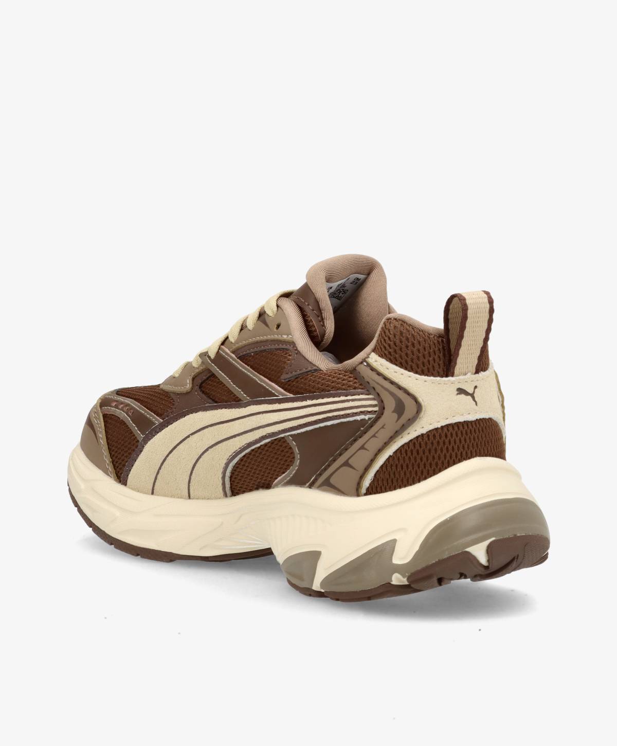 Brun og beige sneaker med hvid sål, set bagfra, på en hvid baggrund.