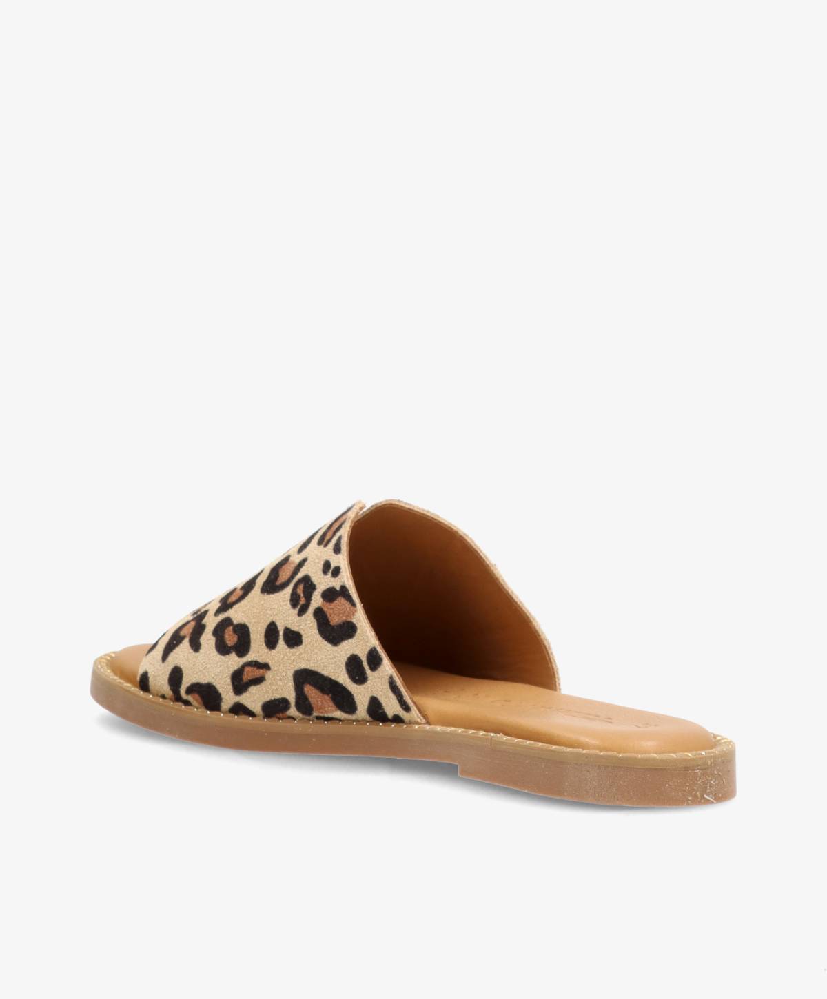 En enkelt leopardmønstret sandal med åben tå og flad sål, set fra siden.