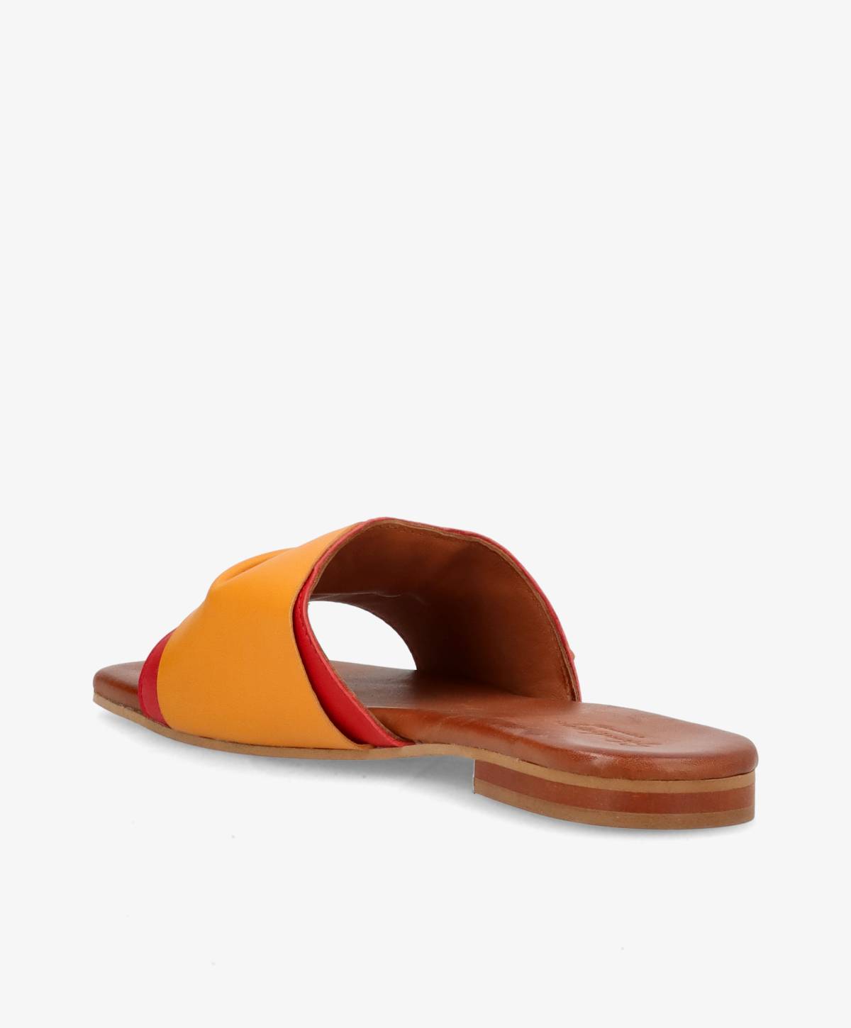 En gul og rød sandal med flad sål set fra siden.