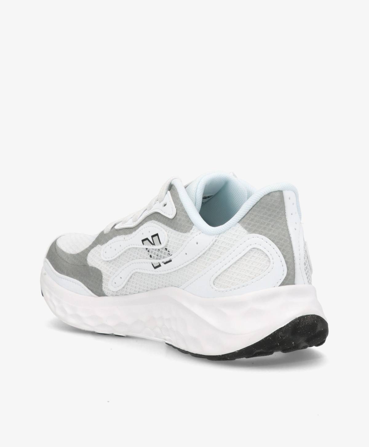 Hvid og grå løbesko set fra siden med en tyk, hvid sål og et netmønster på overdelen.