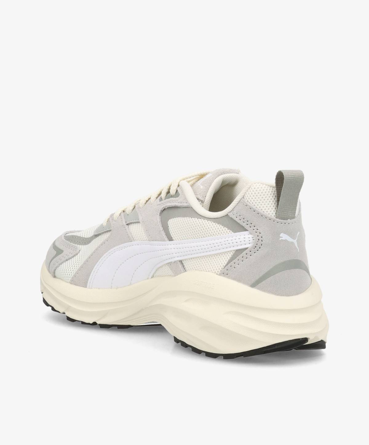 Grå og hvide sneakers med tyk sål og Puma-logo på hælen, set fra siden.