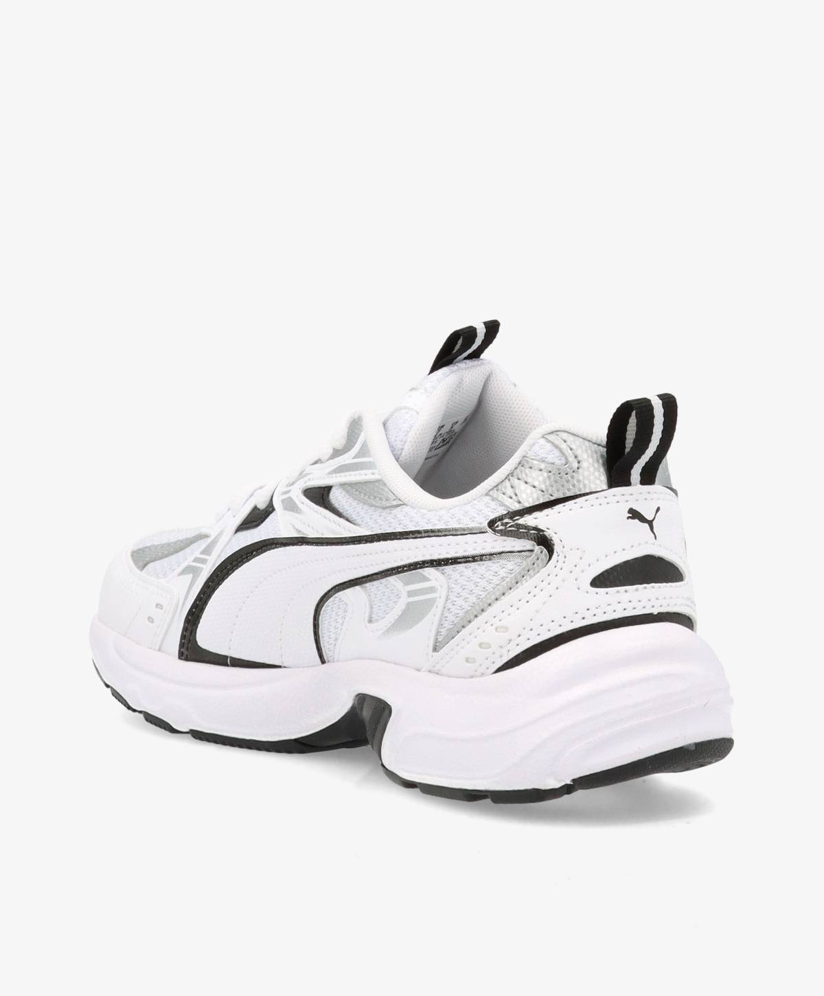 Hvid og sort sneaker med et moderne design, der viser en buet sål og et logo på hælen.