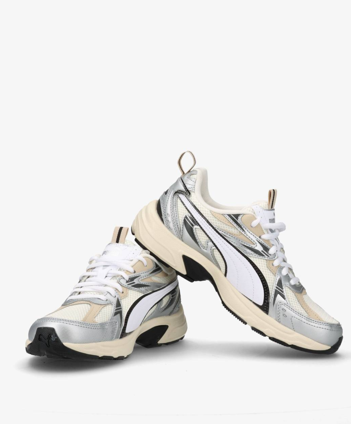 To par hvide og sølvfarvede sneakers med sorte detaljer, placeret mod en hvid baggrund.