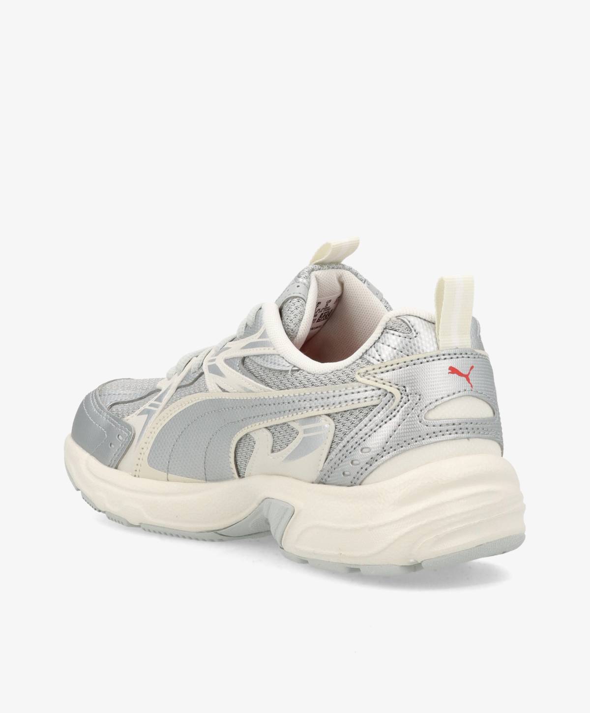 En sølvfarvet sneaker med hvid sål og rødt logo på hælen, set fra siden og bagfra.