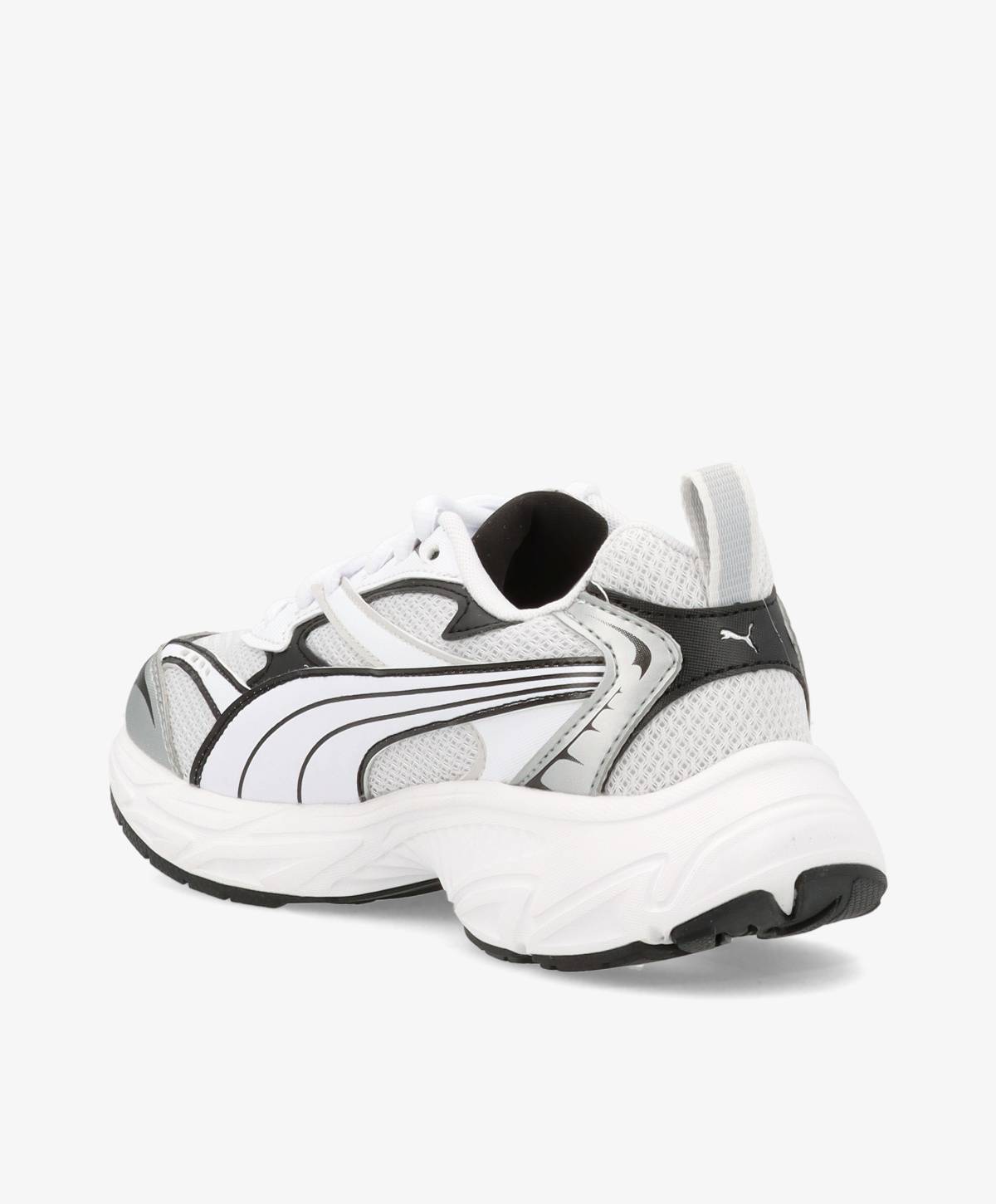 Hvid og sort sneaker set bagfra med et buet design og en tyk sål.