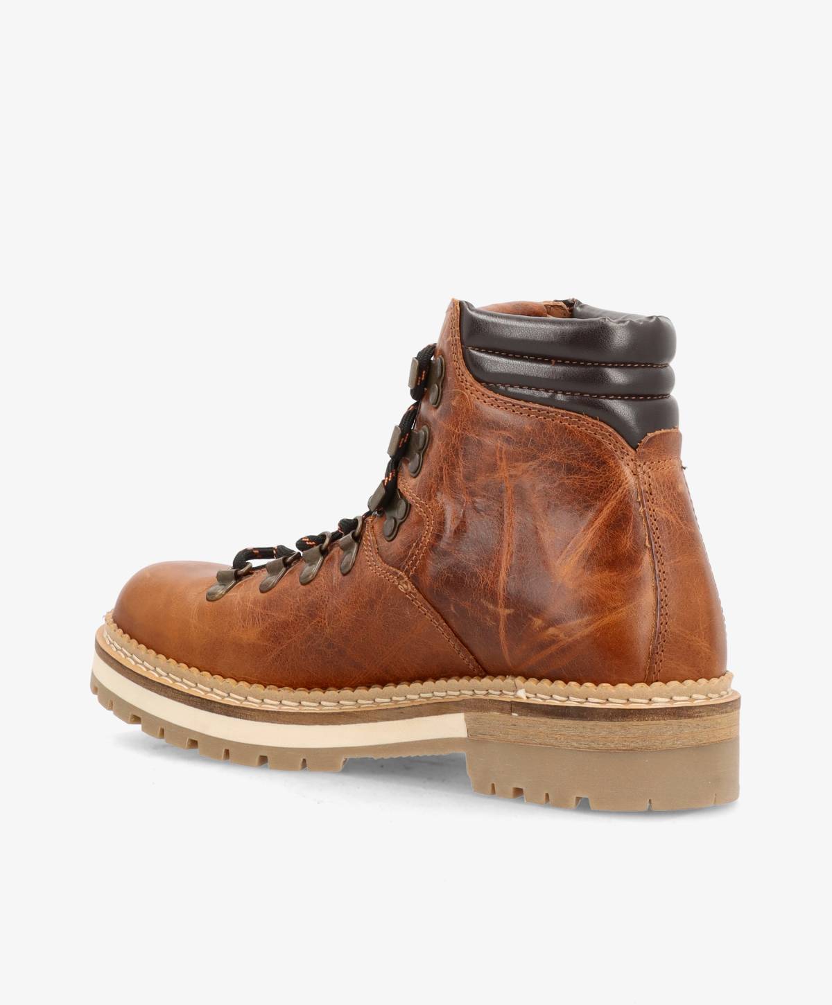 Brun læderstøvle med snørebånd og robust sål, set fra siden.