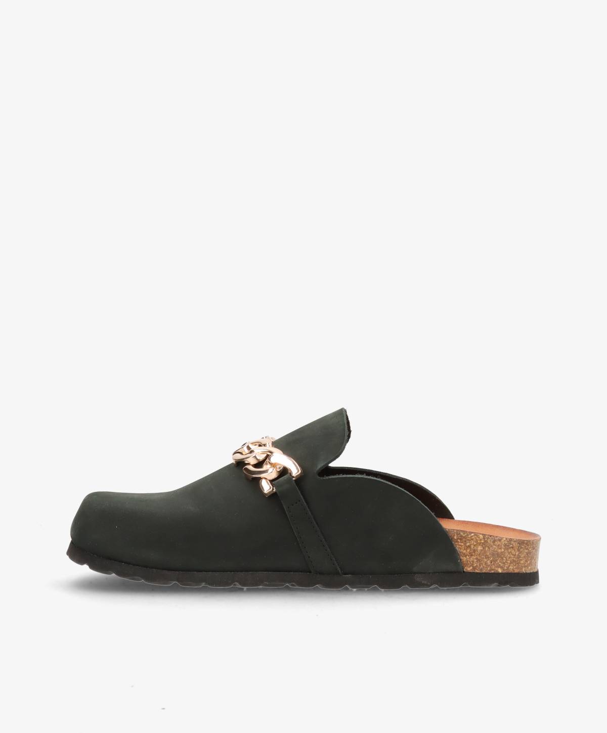 Sortgrøn slip-on sko med guldkædedetalje og korksål, set fra siden.