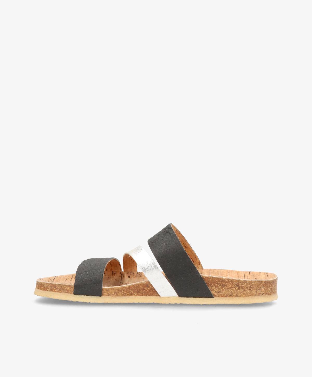 Sort og sølv sandal med korksål på hvid baggrund.