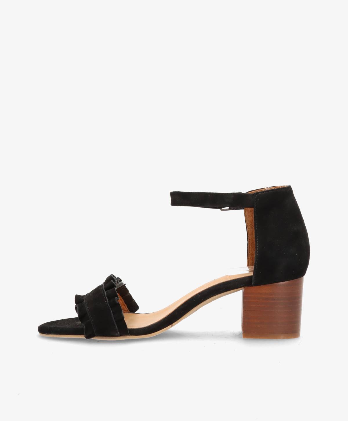 Sort sandal med lav, bred hæl og ankelrem, set fra siden.