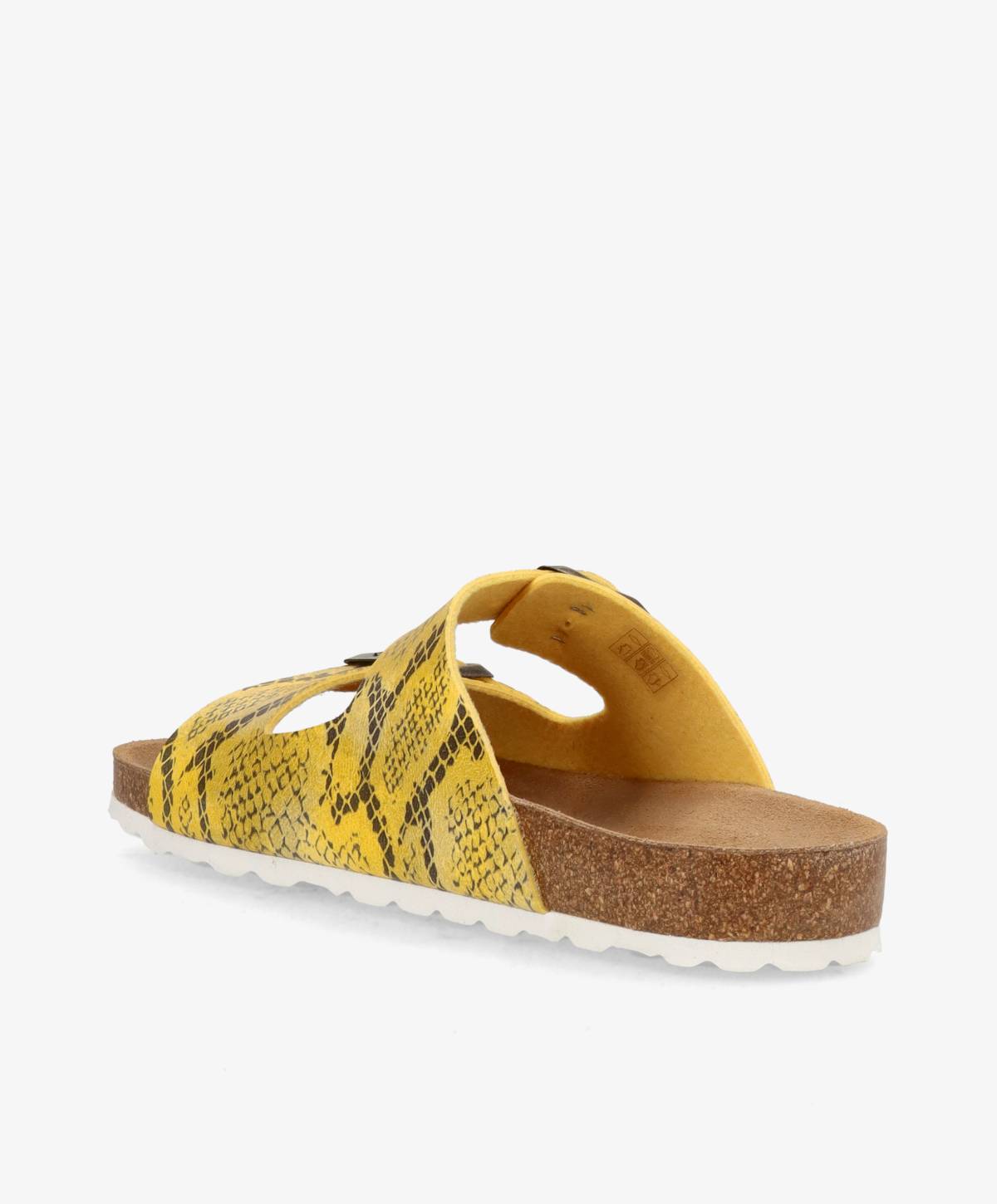 Gul sandal med slangeskindsprint og brun korksål, set fra siden.