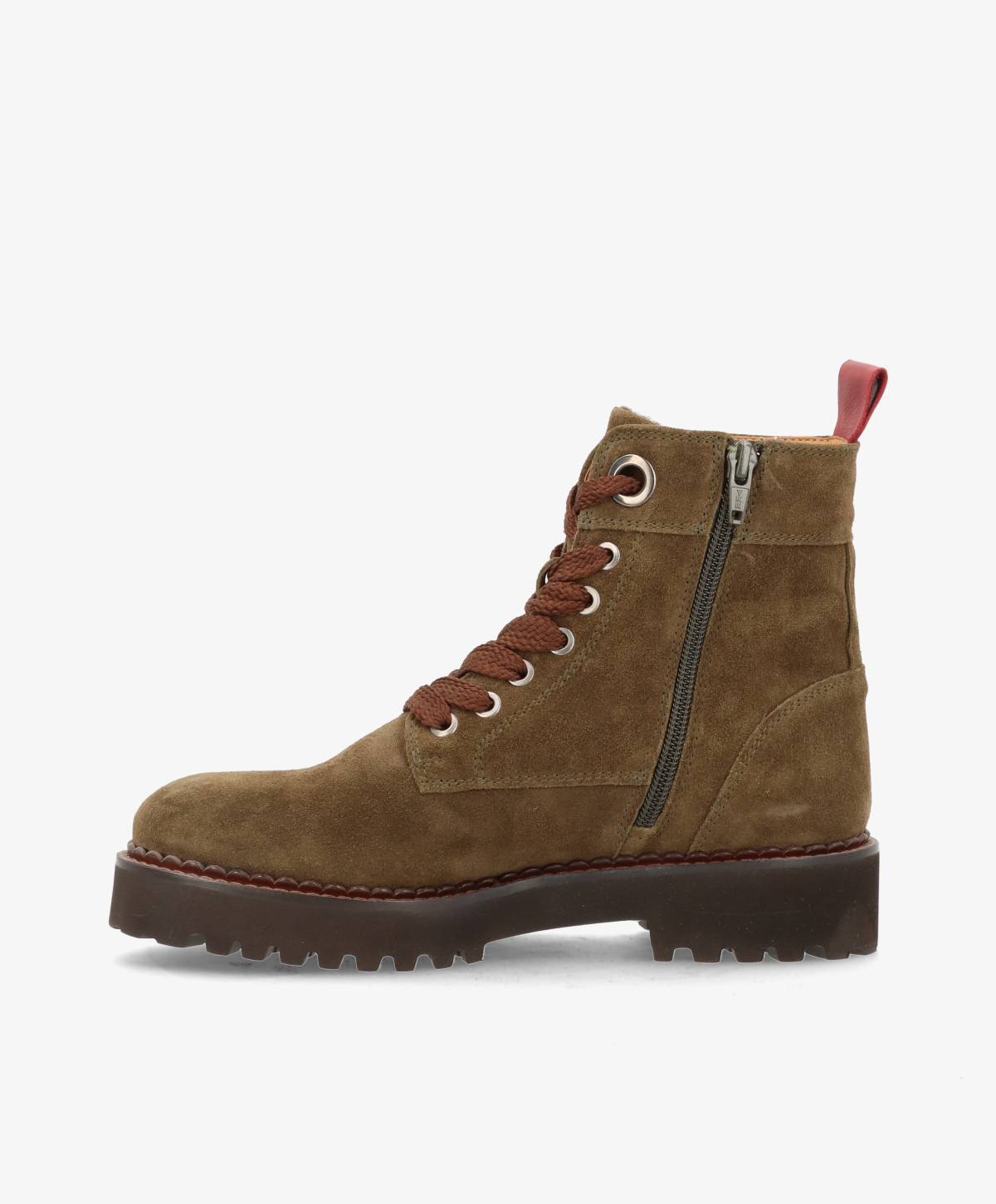 Brun støvle i ruskind med snørebånd og lynlås på siden, samt en rød strop bagpå.