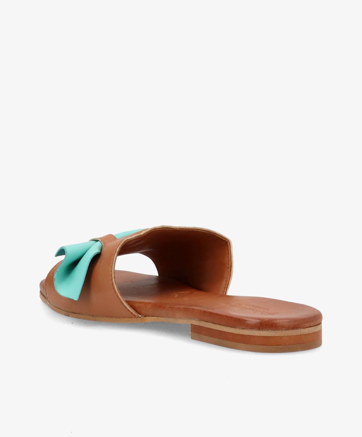 Brun lædersandal med flad sål og en turkis sløjfe på toppen, set fra siden.