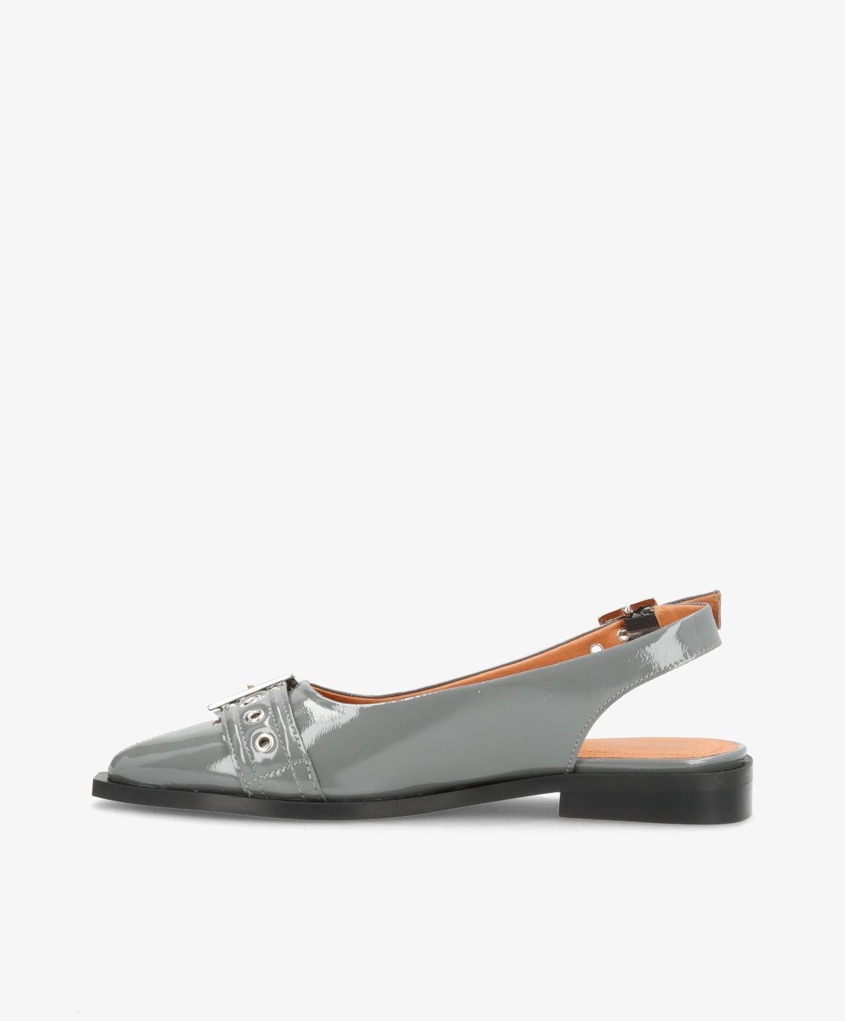 Grå laklædersko med åben hæl og dekorative metaløjer på siden.