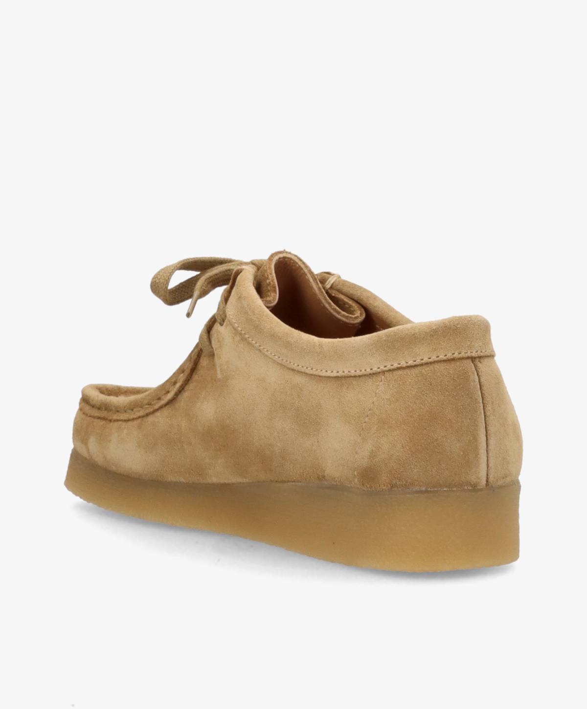 Beige ruskindssko med snørebånd og en lys gummisål, set fra siden.