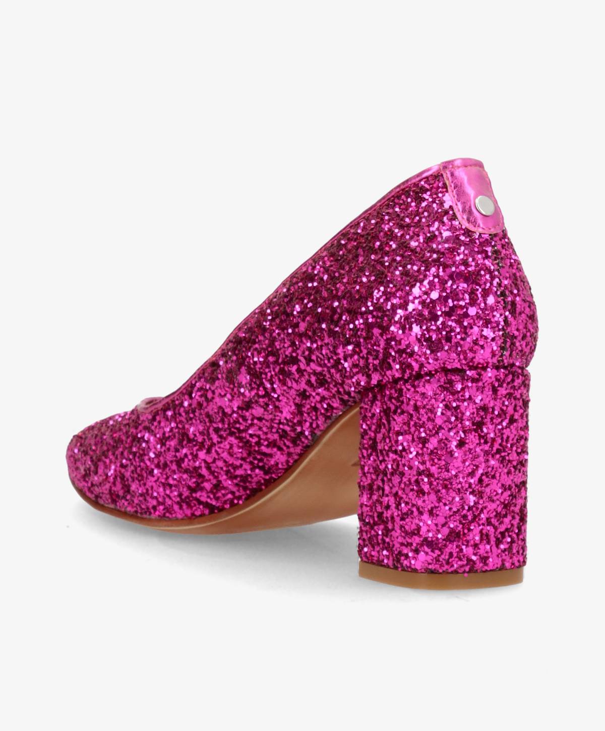 Lyserød glitrende højhælet sko med blokhæl på hvid baggrund.