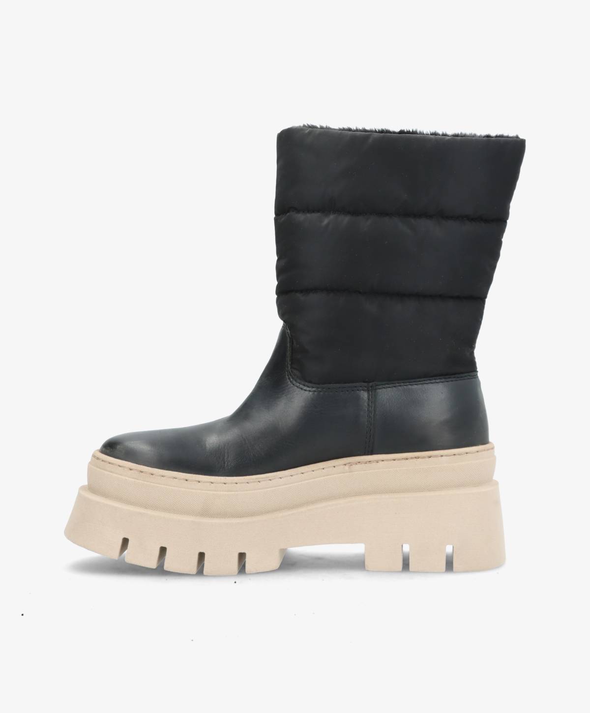 Sort støvle med tyk, beige sål og polstret skaft.