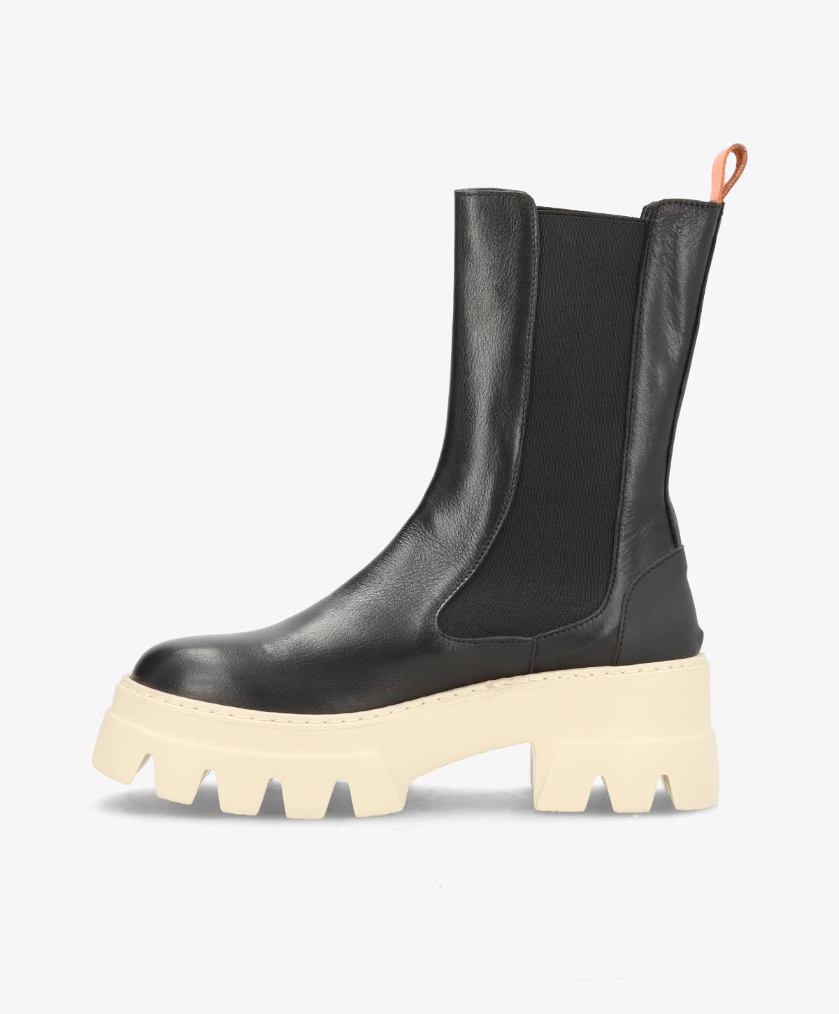 Sort læderstøvle med tyk, lys sål og elastiske sider.