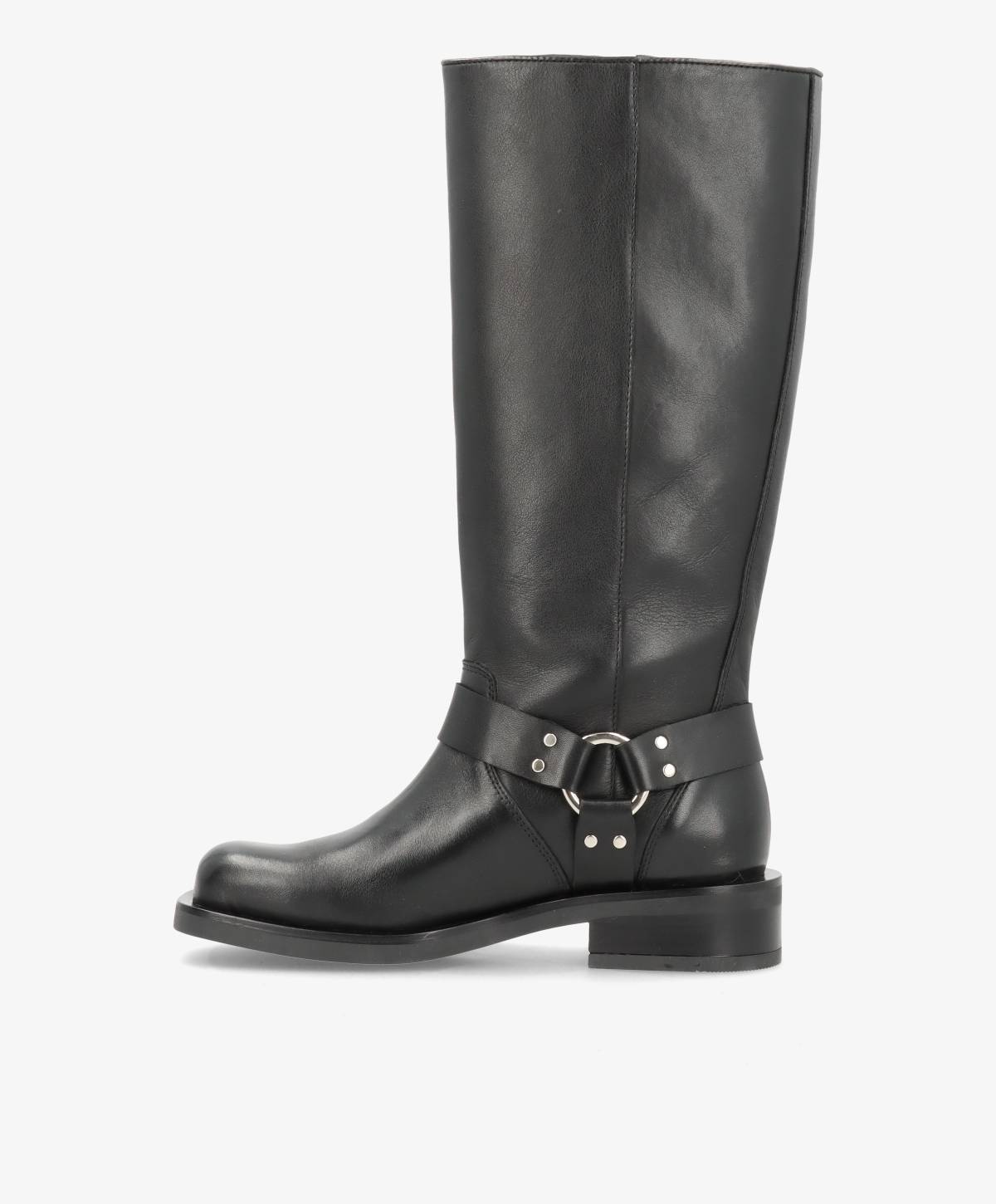 Sort, lang støvle i læder med en lav hæl og dekorative metalnitter.