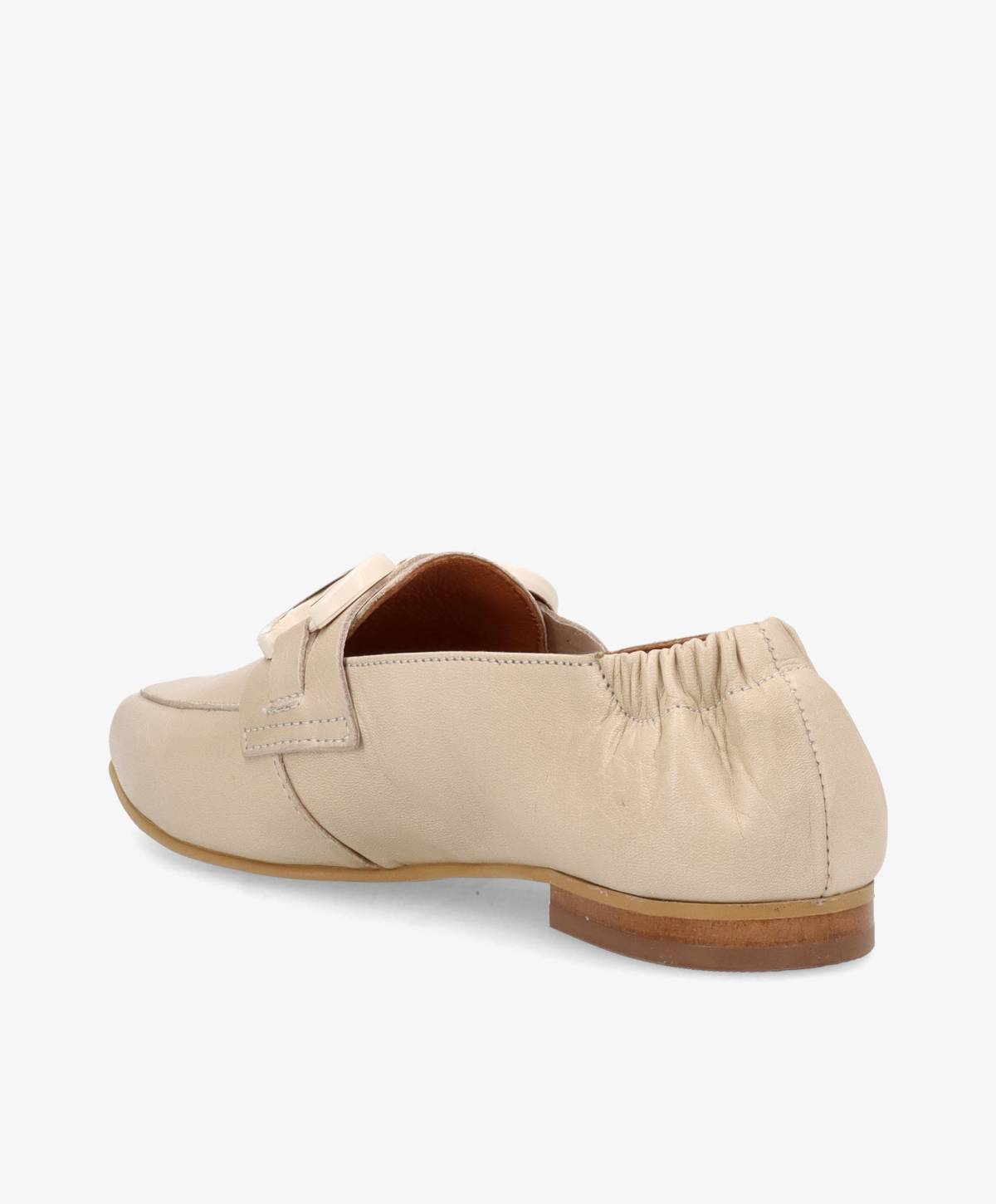 Beige loafer med elastisk hælkappe og lav træsål, set fra siden.