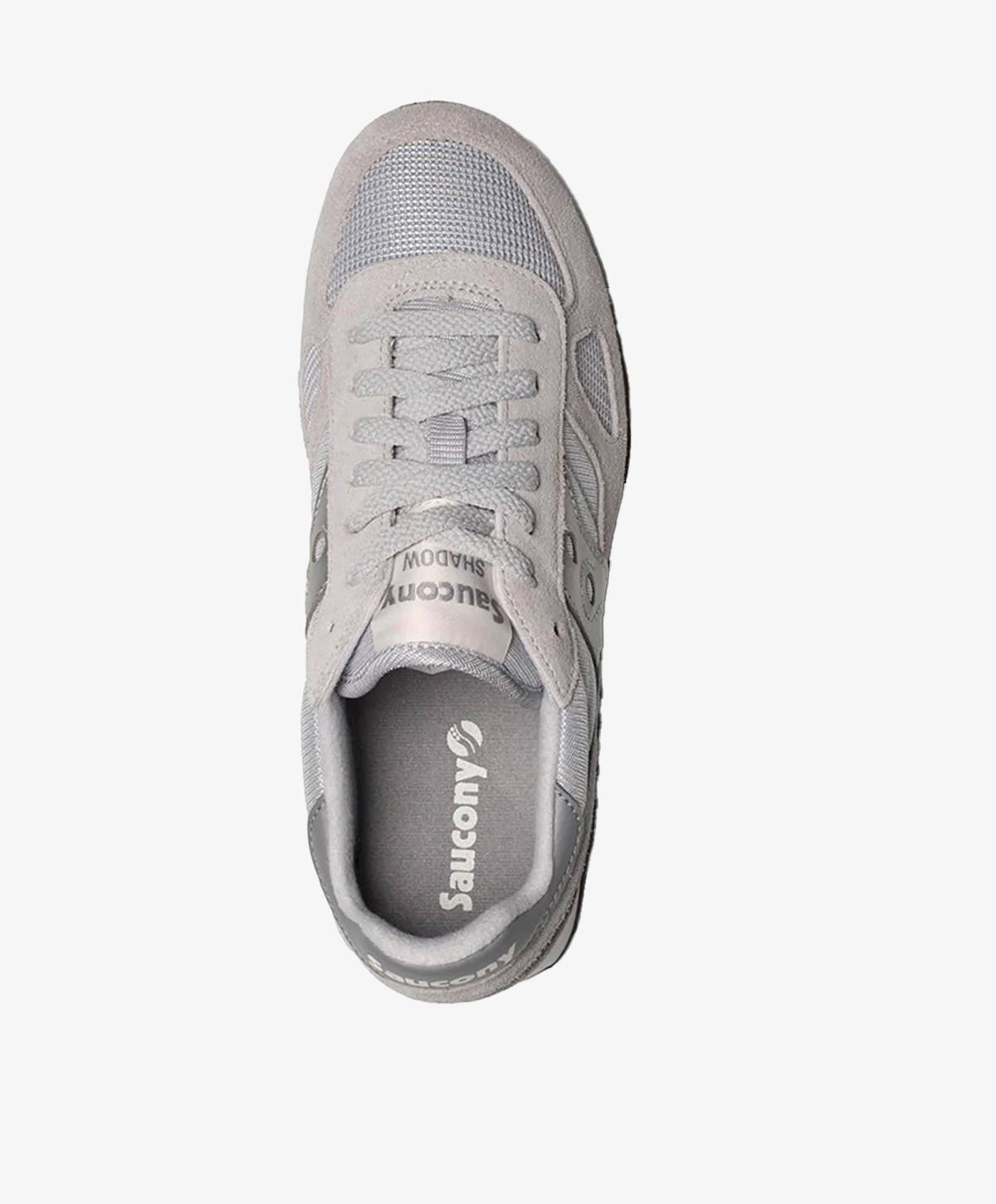 Grå Saucony sneaker set ovenfra med snørebånd og netdetaljer.