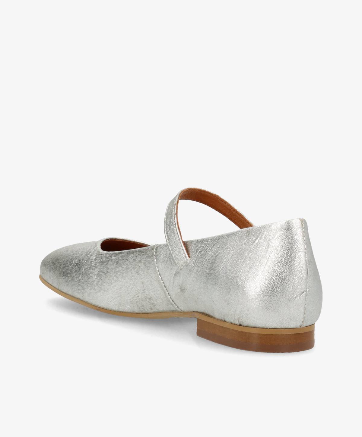 Sølvfarvet dameballerina i læder med en lav hæl og en rem over vristen, set fra siden.